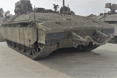 När den amerikanska armén bestämde sig för att bygga en ny väg för testning och underhåll av tunga stridsvagnar i Israel, letade de efter en partner som kunde skapa en hård, långtidshållbar yta samtidigt som det ständiga problemet med larvband i stål som skadar betongfogar löstes. Uppgiften var inte lätt eftersom stridsvagnar är bland de tyngsta fordonen som finns med en vikt på 60 till 80 ton och vassa larvband i stål som obönhörligen skapar problem på alla ytor de kör på.